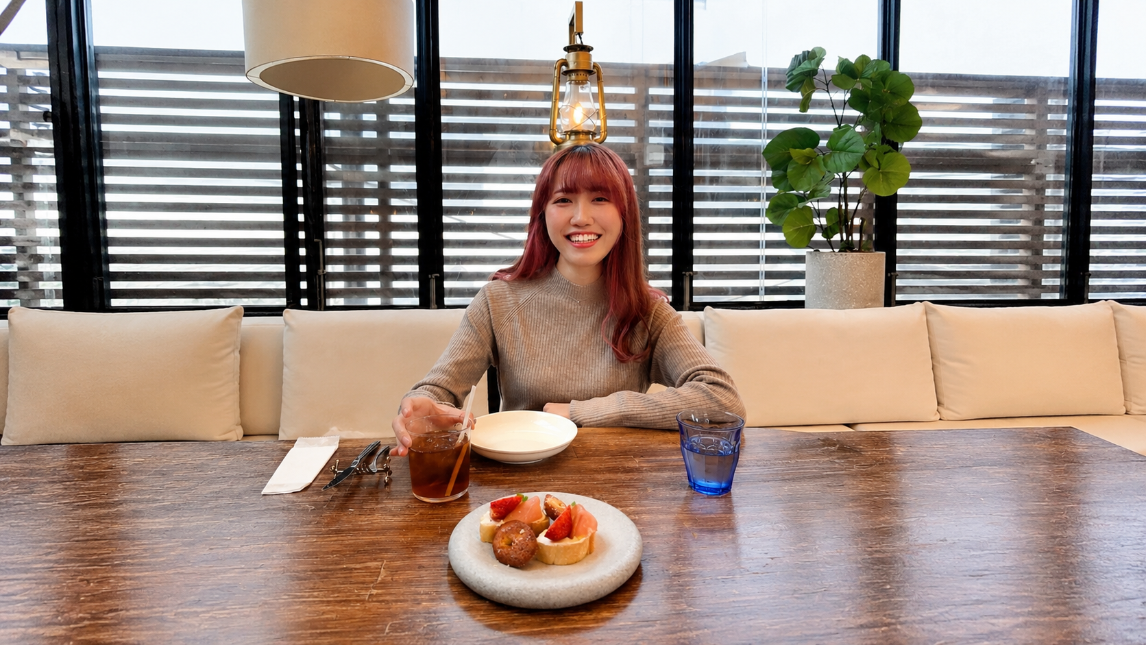 カフェで笑顔のライバー